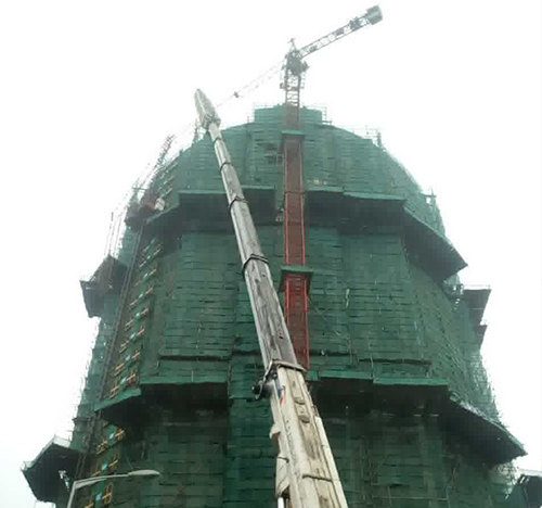 烟台吊车在工地上作业